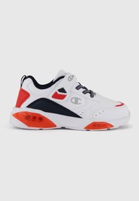 Zapatilla deportiva blanca con acentos en azul marino y rojo, que presenta una lengüeta acolchada, cierre con cordones y una suela texturizada con detalles de amortiguación visibles.