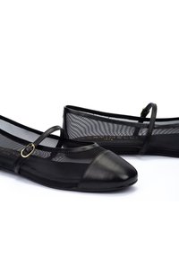 Bailarinas negras con una punta de cuero brillante y parte superior de malla. Cuenta con una cinta delgada con una hebilla dorada. Diseño elegante y moderno.