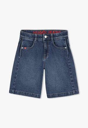 Shorts en denim bleu à coupe droite, avec cinq poches, une fermeture à bouton et une bande de taille avec logo rouge. Texture usée sur tout le tissu.