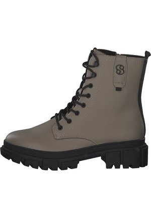 Bottines à lacets en matériau synthétique taupe, avec une semelle en caoutchouc noir, un design robuste et un patch logo sur le côté.