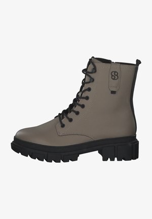 Botki za kostkę z materiału syntetycznego w kolorze taupe, z czarną gumową podeszwą, solidną konstrukcją oraz naszywką z logo z boku.