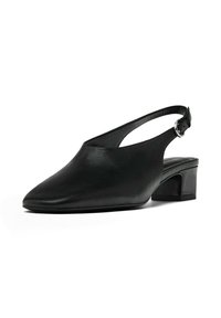 Scarpa slingback nera in pelle con punta affusolata e tacco basso. Presenta una consistenza liscia e una fibbia regolabile in tonalità argento.