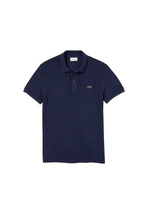 Navyblaues Polohemd aus strukturiertem Stoff, mit einer Knopfleiste mit zwei Knöpfen und einem kleinen grünen Logo auf der linken Brust. Kurze Ärmel.