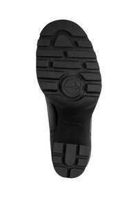 Černá gumová podešev boty s texturovaným vzorem podrážky a vyraženým logem. Vyznačuje se robustní trakcí a zvýšenými akcenty poblíž paty.