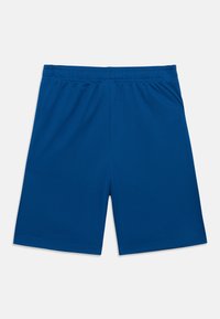 Μπλε αθλητικό σορτς από ελαφρύ, υφασμάτινο υλικό με υφή και ελαστική μέση. Διαθέτει απλό σχέδιο, χωρίς ορατά σχέδια ή διακοσμητικά στοιχεία.