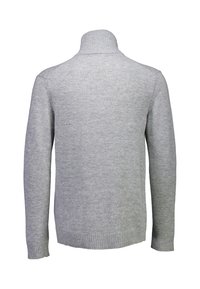 Grå stickad tröja med hög krage, ribbade manchetter och nederkant, med en jämn textur. Baksidan visar en enkel, sömlös design.