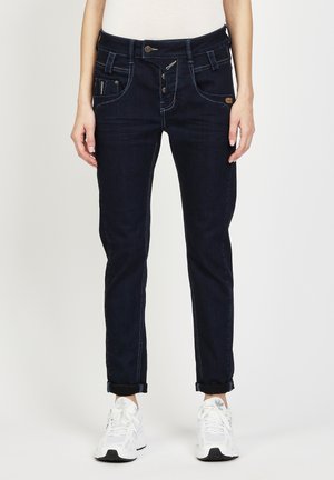 Dunkelblaue Jeans mit slim Fit, featuring zwei Fronttaschen und zusätzlichen seitlichen Taschendetails. Verstärkte Nähte und ein Knopfverschluss.