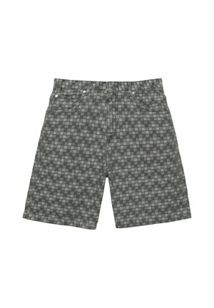 Grau karierte Jeansshorts mit Vordertaschen, Gürtelschlaufen und Knopfverschluss, flach auf weißem Hintergrund liegend.