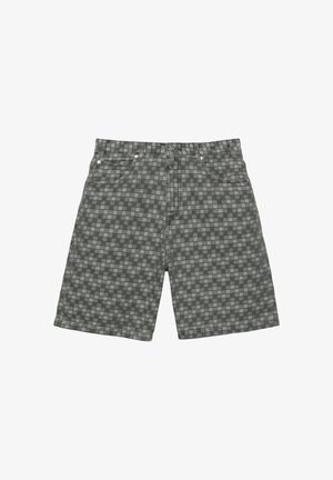 Grau karierte Jeansshorts mit Vordertaschen, Gürtelschlaufen und Knopfverschluss, flach auf weißem Hintergrund liegend.