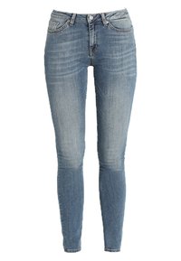 Slim jeans i ljusblå denim med knäppning, fem fickor och en diskret blekt struktur längs benen.