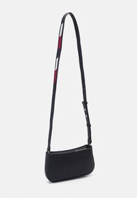 Borsa a tracolla in pelle nera con superficie testurizzata, tracolla regolabile con accenti rossi e bianchi, e silhouette curva.