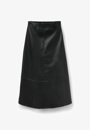 Minifalda negra de corte en A hecha de cuero, con una textura suave, cinturilla con pasadores y costuras decorativas en la parte inferior.