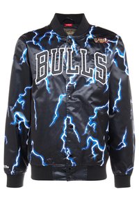 Musta satiininen bombaripaita, jossa on "BULLS"-logo, siniset salamakuvioinnit, nepparikiinnitys, resorit hihansuissa ja kauluksessa.