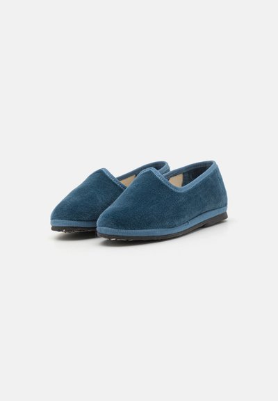 Blå fløyels slips-on sko med lavprofil design, rund tå og kontrastkant. Myk tekstur og fleksibel såle for komfort.