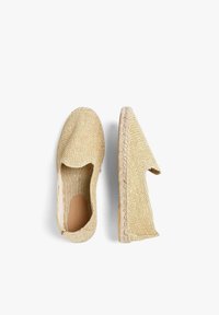 Vævede halm espadriller i lys beige med en rund tå, slip-on design og struktureret overflade. Har en sål af naturlige fibre og pyntesyninger.
