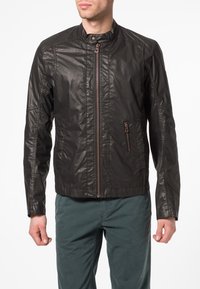 Svart, lättviktsjacka med upprätt krage, blixtlåsförslutning och blixtlåsförsedda sidofickor; slät textur med subtil glans; kort skuren passform.