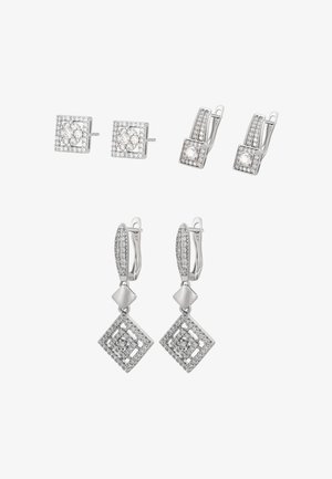 Set di orecchini composto da tre paia: due a perno quadrati e uno a forma di diamante, tutti in tono argento con pietre chiare e design vari.