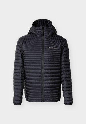 Svart quiltet hettejakke med frontglidelås og "Peak Performance"-logo på venstre bryst, vist på hvit bakgrunn.