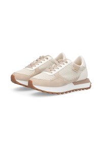 Un paio di sneakers in mesh beige e bianche con dettagli in suede color ocra, suole intermedie bianche e suole brown con battistrada, angolate leggermente verso destra.