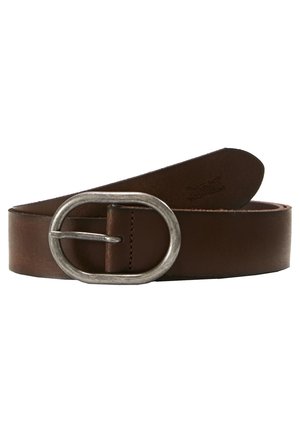 Ceinture en cuir marron avec une boucle ovale argentée, partiellement enroulée avec l'extrémité affichant un logo en relief discret.