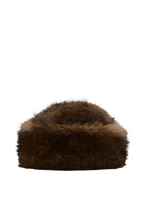 Chapeau en fausse fourrure marron et duveteux avec une forme ronde et une texture épaisse, conçu pour la chaleur et le confort.