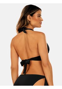 Czarny biustonosz bikini z halterem i wiązaniem z tyłu. Gładka faktura i minimalistyczny design. Wysokie majtki bikini w pasującym stylu.