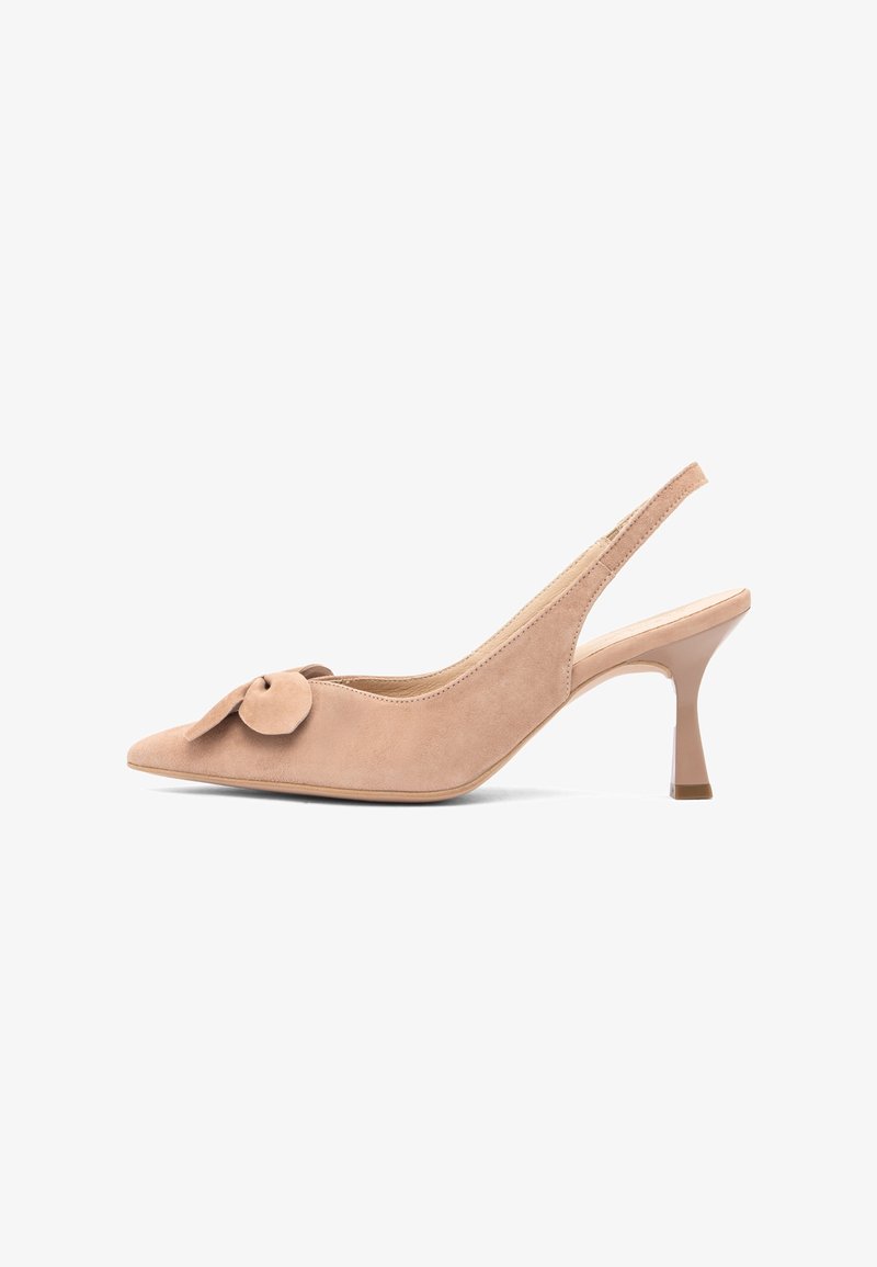 Μπεζ σουέντ γόβα slingback με μυτερή μύτη και διακοσμητικό φιόγκο μπροστά, λεπτό τακούνι και λείο πάτος.