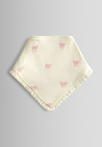 Bavlnená podbradník v tvare diamantu, slonovinovej farby, s ružovými vyšívanými mašličkami a volánovým okrajom pre textúru a detail.