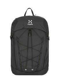 Mochila negra con una superficie lisa y texturizada, que cuenta con un sistema de cordones elásticos en la parte frontal y correas laterales ajustables. Logotipo visible en la parte superior.