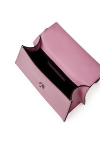 Pocchetto in pelle rosa con chiusura a scatto. Presenta una superficie liscia e un scomparto interno. I bordi sono neri, evidenziando il design.