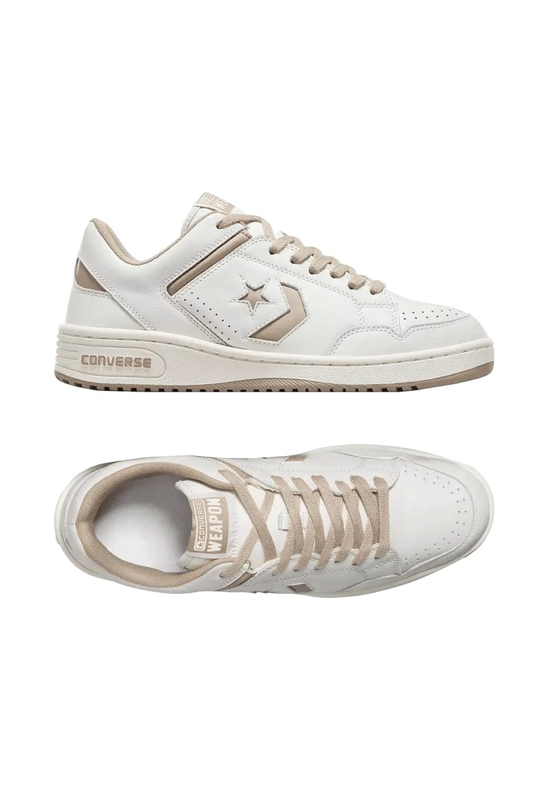 Sneakers in pelle bianca con accenti beige, dettagli traforati e suola imbottita. Presentano il marchio "Converse Weapon" sulla linguetta.