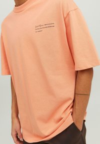 Jack & Jones JPRBLAKAM SUMMER BRANDING  SS O-NECK - T-shirts print - shrimp