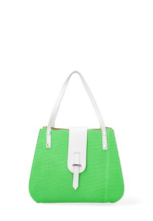 Borsa a rete verde con dettagli in pelle bianca, dotata di una tracolla piatta e di un pattina frontale con una chiusura metallica. Texture liscia.