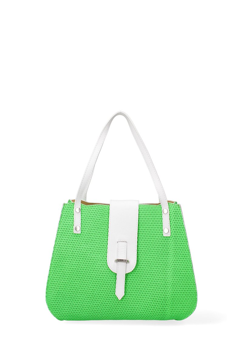 Borsa a rete verde con dettagli in pelle bianca, dotata di una tracolla piatta e di un pattina frontale con una chiusura metallica. Texture liscia.