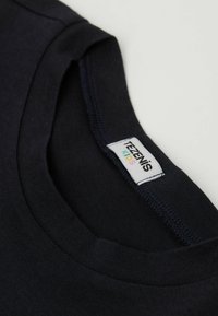 Granatowa bawełniana koszulka z okrągłym dekoltem i widocznym szwem. Metka z napisem "TEZENIS KIDS" oraz kolorowym logo. Miękka tekstura.