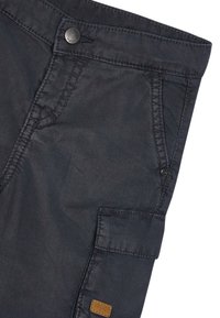 Pantaloni cargo grigi scuri realizzati in tessuto resistente, con chiusura a bottone, tasca laterale e una piccola etichetta in pelle marrone.