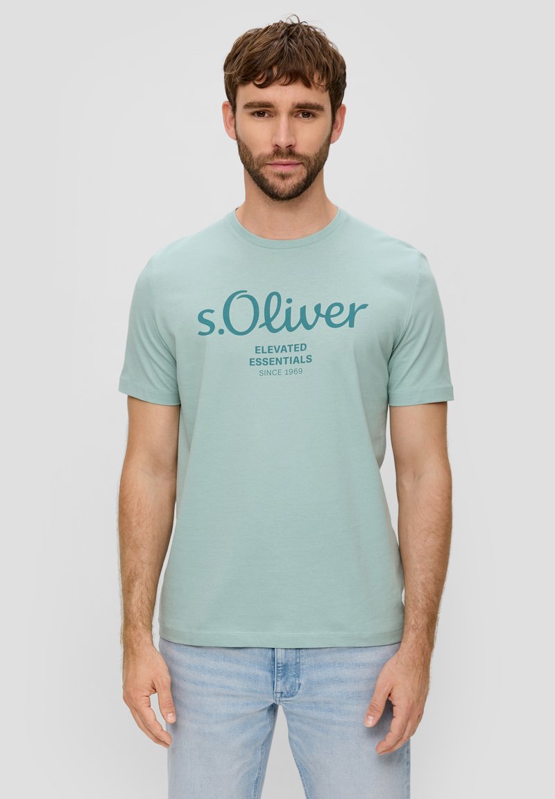 s.Oliver MIT GROSSEM LABEL - T-shirt print - salbeigrün