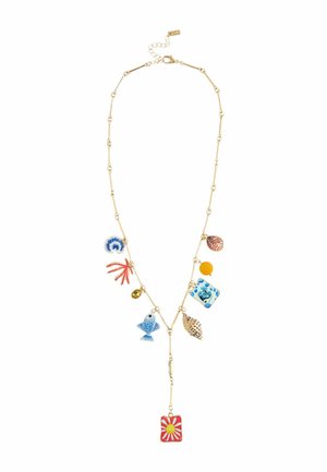 Goldene Halskette mit bunten, meeresthematischen Anhängern, darunter ein Fisch, eine Muschel, Korallen und ein Anhänger mit Sonnenmotiv.