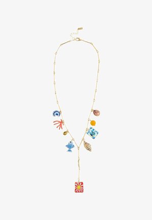 Goldene Halskette mit bunten, meeresthematischen Anhängern, darunter ein Fisch, eine Muschel, Korallen und ein Anhänger mit Sonnenmotiv.