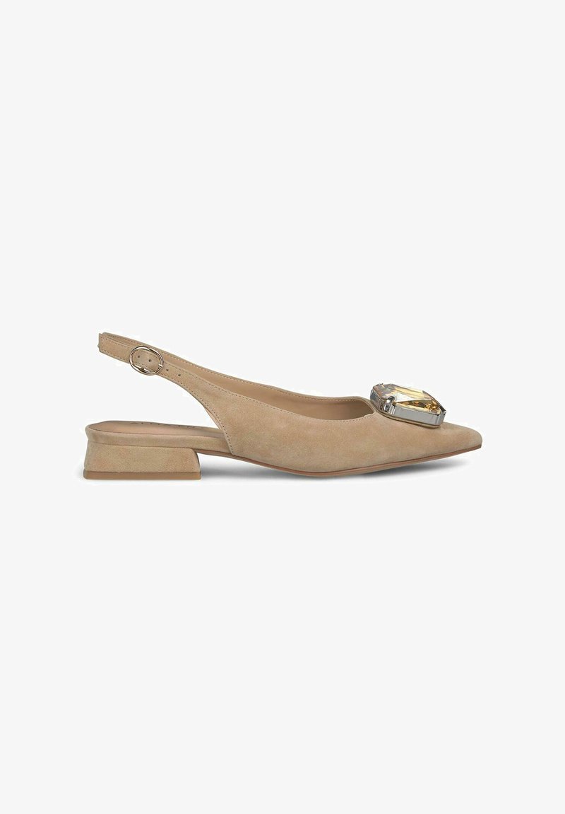 Chaussure en daim beige à talon slingback avec un bout pointu, un petit talon bloc et un grand accent de gemme facettée à l'avant. Design simple et élégant.