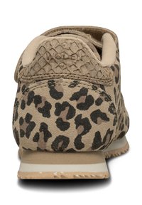 Svetlobéžové semišové tenisky s leopardím vzorom, s textúrovanou pätou a jazýčkom a svetlou gumovou podrážkou. Obsahujú prešívaný logo detail na päte.