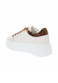 Baskets en cuir blanc avec une semelle surélevée blanche et un col en daim imprimé léopard marron. Présente des lacets marron et des accents de couture.
