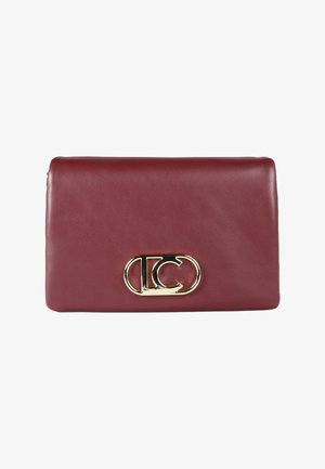Clutch de cuero burdeos con una textura suave, que presenta un detalle de hardware en tono dorado con el logo en la parte frontal y una forma rectangular estructurada.