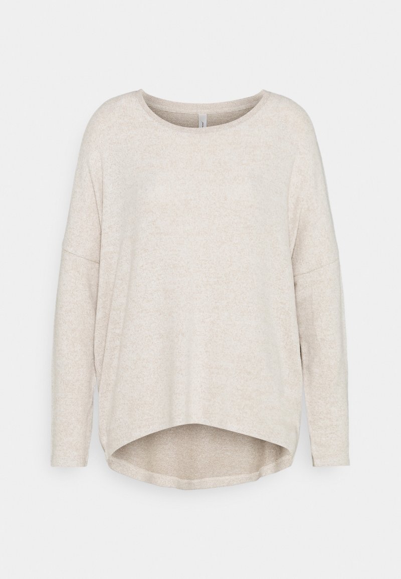 Pull en maille beige à manches longues avec encolure ronde et ourlet asymétrique, présenté à plat sur un fond blanc uni.