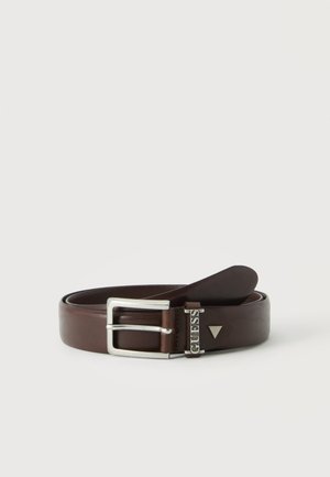 Donkerbruine leren riem met zilverkleurige rechthoekige gesp en klein metalen label met gegraveerde merknaam "GUESS".