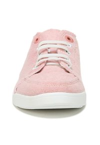 Lichtroze suède sneaker met witte veters, ronde neus en metalen oogjes; heeft een gestructureerde bovenkant en een witte rubberen zool.