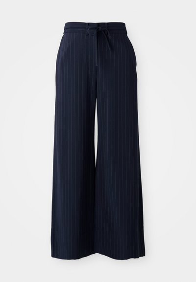 Pantalones de pierna ancha azul marino con un patrón de rayas verticales. Presentan una cintura atada y una textura suave y lisa. Tejido ligero.