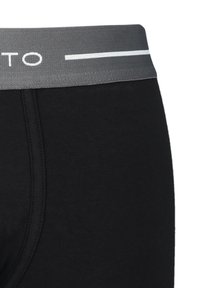 Czarne bawełniane bokserki z szarym elastycznym pasem, ozdobionym białym paskiem i tekstem logo. Gładka tekstura i dopasowany krój.