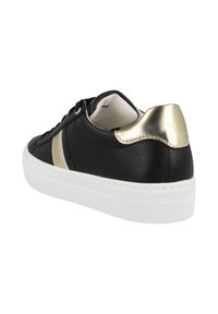 Sneakers in pelle nera con un accento dorato sul tallone, suola bianca, tomaia perforata e design classico con lacci.