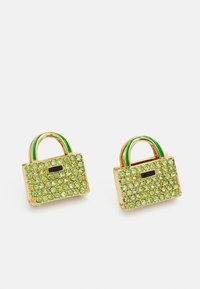 Zlatni uhani v obliki majhnih torbic, okrašeni z zelenimi rhinestones in dvojnih zelenih ročaji. Teksturna površina s sijajem.
